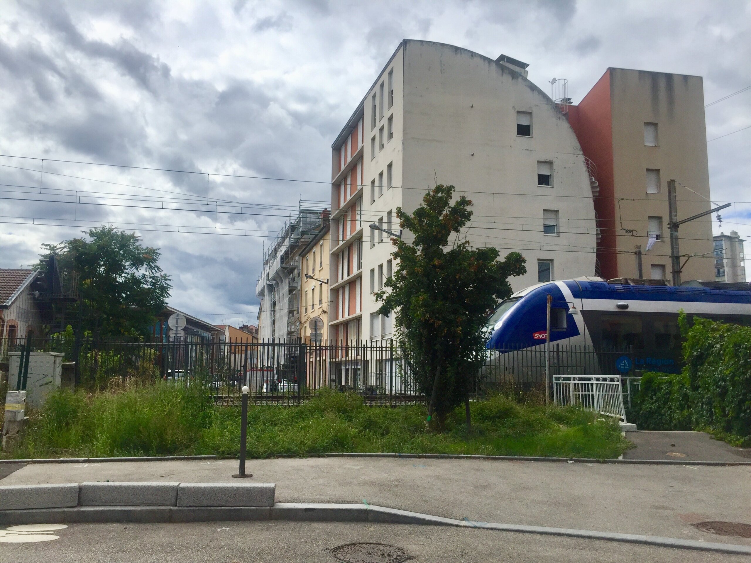 train voie ferrée entrée quartier Saulaie Oullins