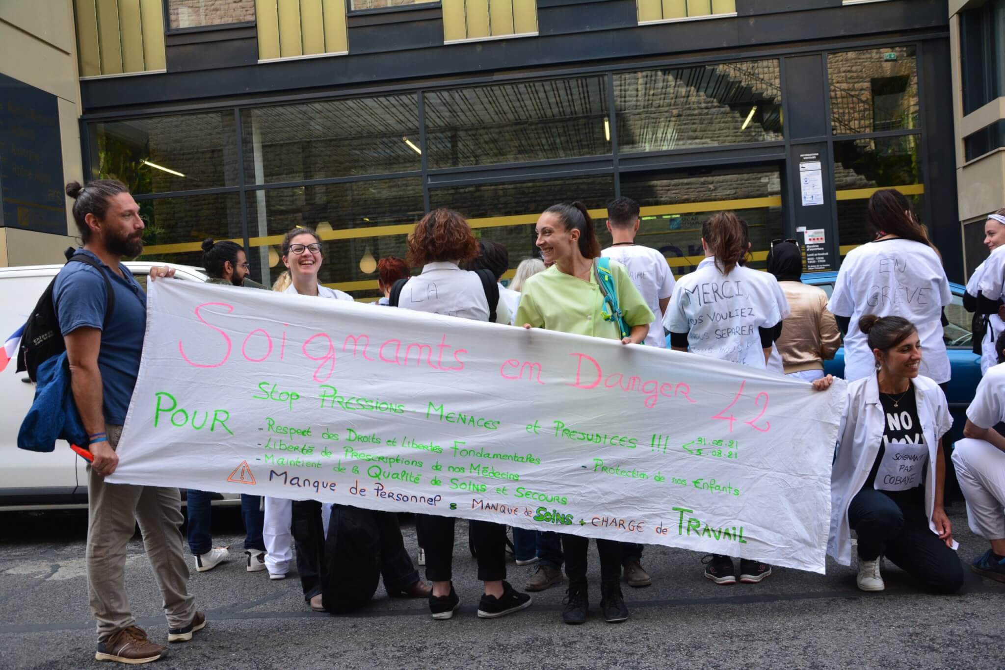 Des soignants manifestent devant l'ARS contre le pass sanitaire à Lyon.