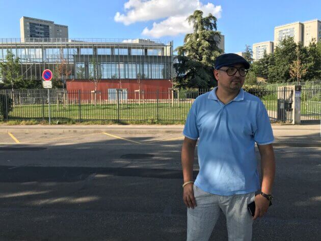 Farid Ben Moussa, de l'association No Ghetto, devant son ancien collège, Jules Michelet, l'un des trois collèges du quartier des Minguettes à Vénissieux. ©OM/Rue89Lyon
