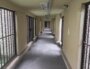 Prison de Moulins-Yzeure : couloir d'accès aux quartiers d'isolement et disciplinaire ©CGLPL.