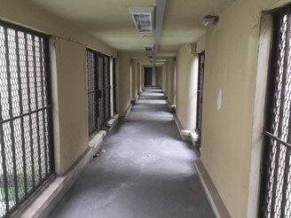 Prison de Moulins-Yzeure : couloir d'accès aux quartiers d'isolement et disciplinaire ©CGLPL.