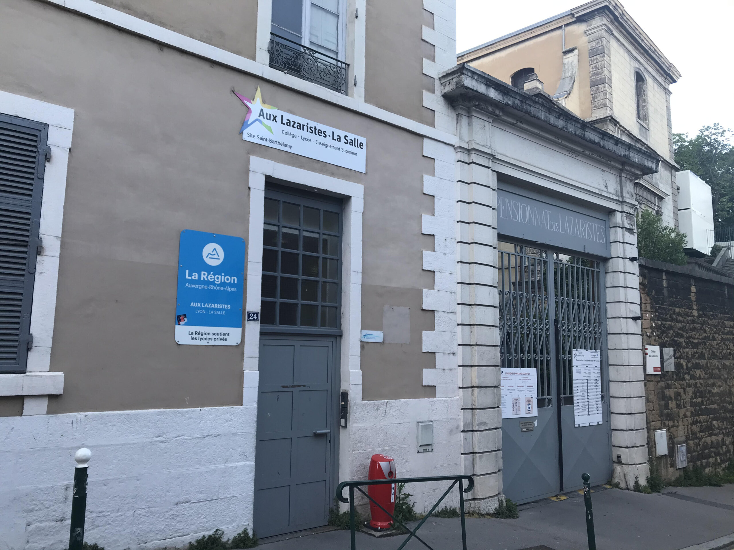 Le collège et le lycée des Lazaristes, dans le 5e arrondissement de Lyon, est un établissement scolaire privé d'enseignement catholique, sous contrat avec l'Etat.