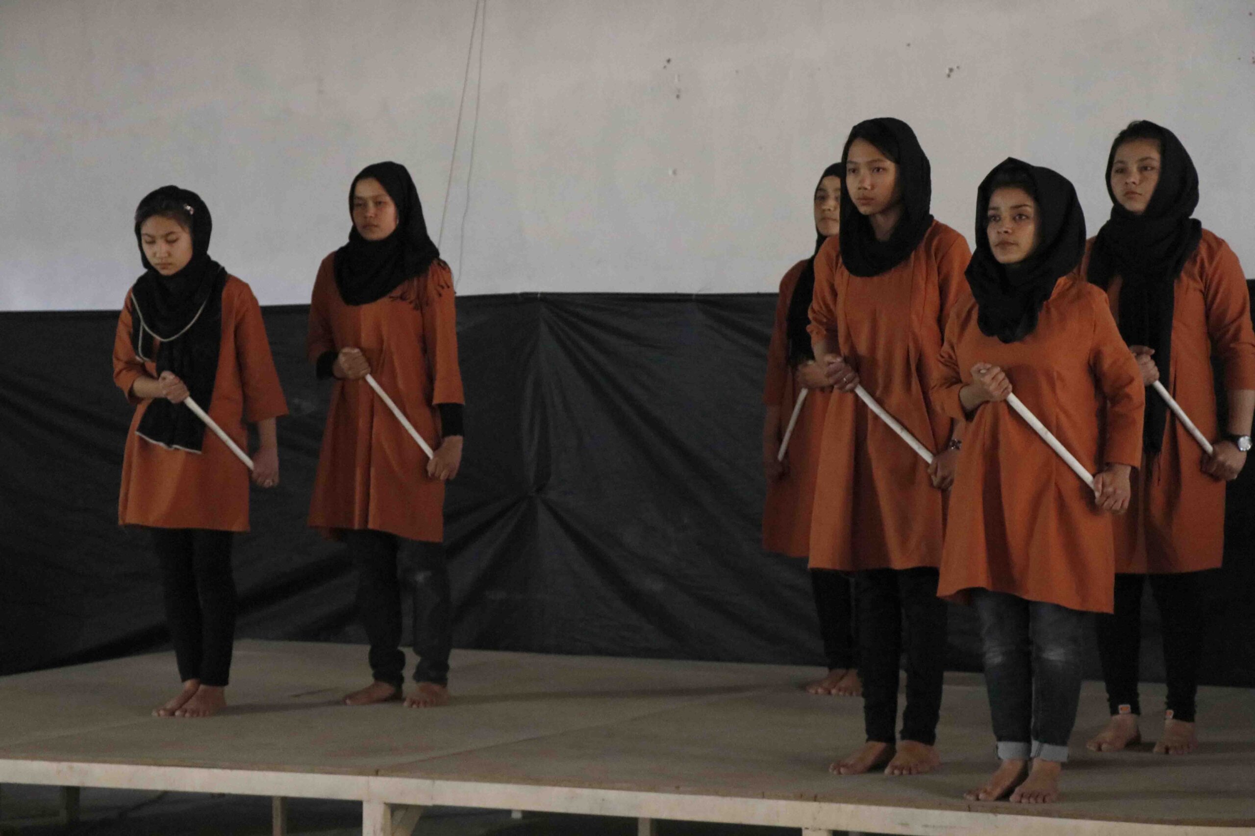 Sept membres d'une troupe de théâtre afghane accueillie à Lyon.
