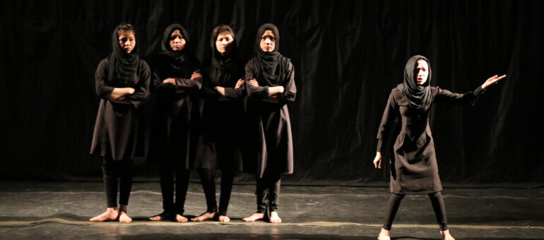 A Lyon, des actrices afghanes réfugiées au théâtre : « Quand nous jouions, nos familles n’étaient pas au courant »