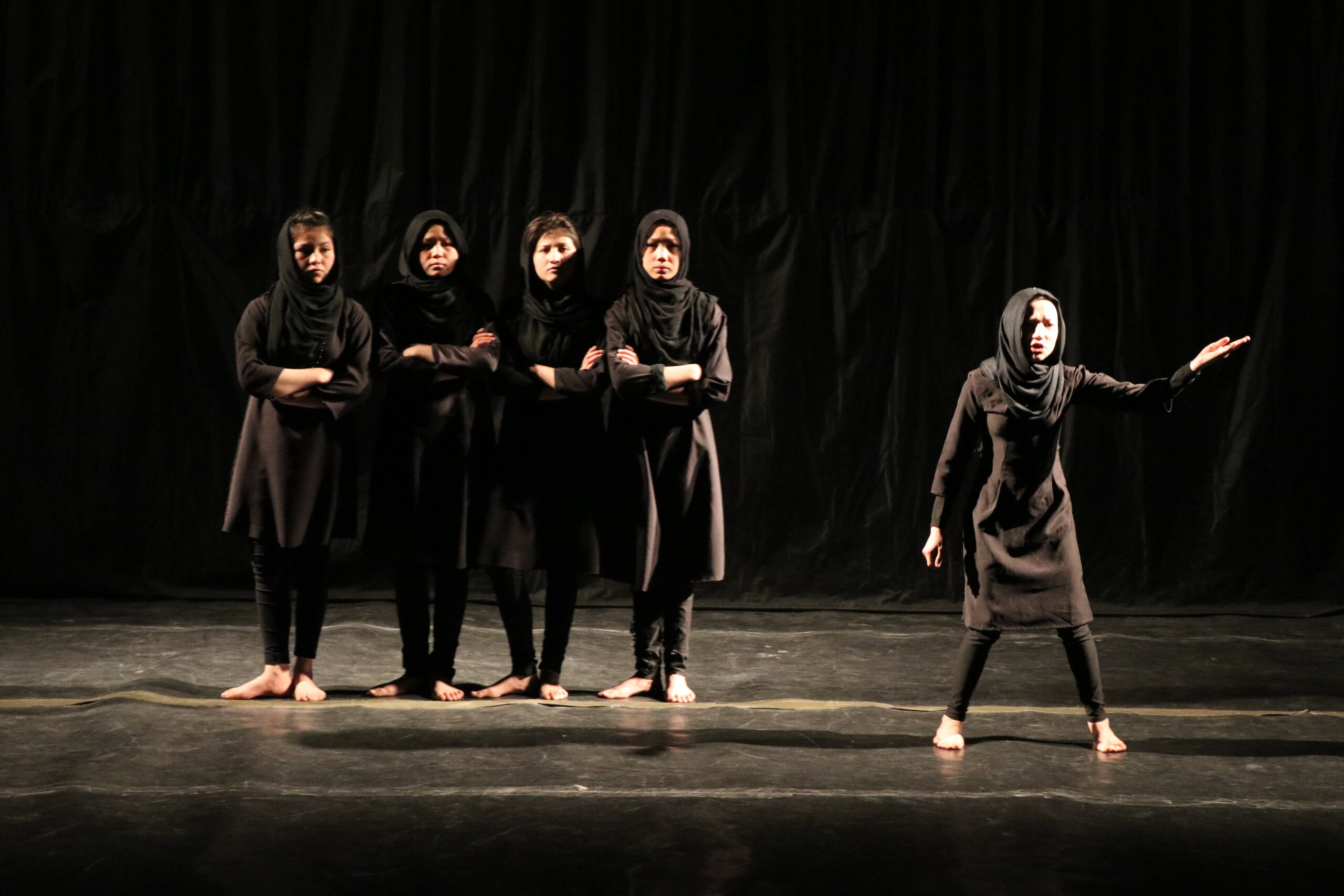 Cinq membres d'une troupe de théâtre afghane