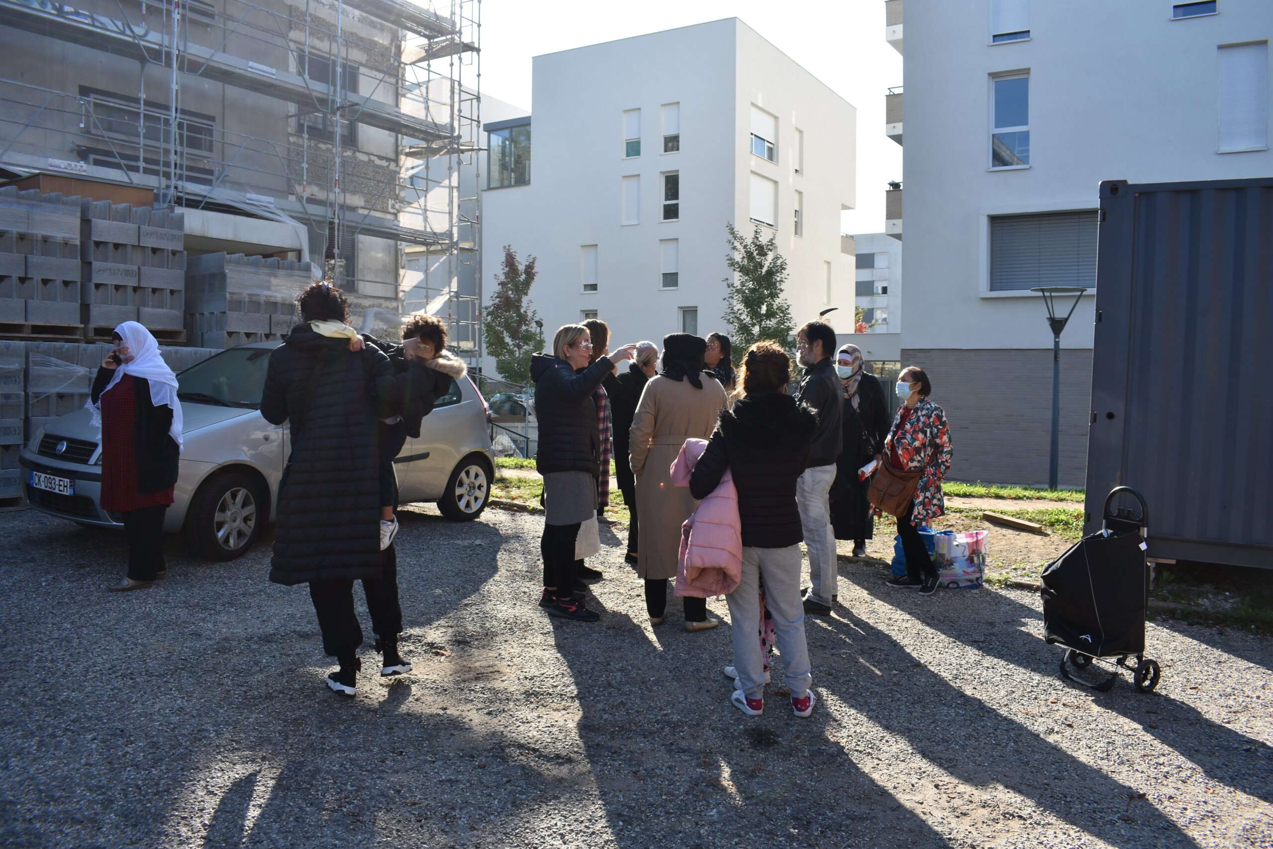 Les mères de familles viennent et repartent de la réunion improvisée des locataires sans chauffage à la Duchère. ©LS/Rue89Lyon