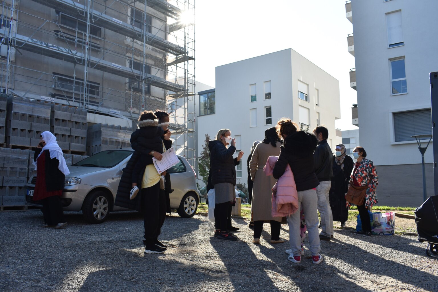 Les mères de familles viennent et repartent de la réunion improvisée des locataires sans chauffage à la Duchère. ©LS/Rue89Lyon