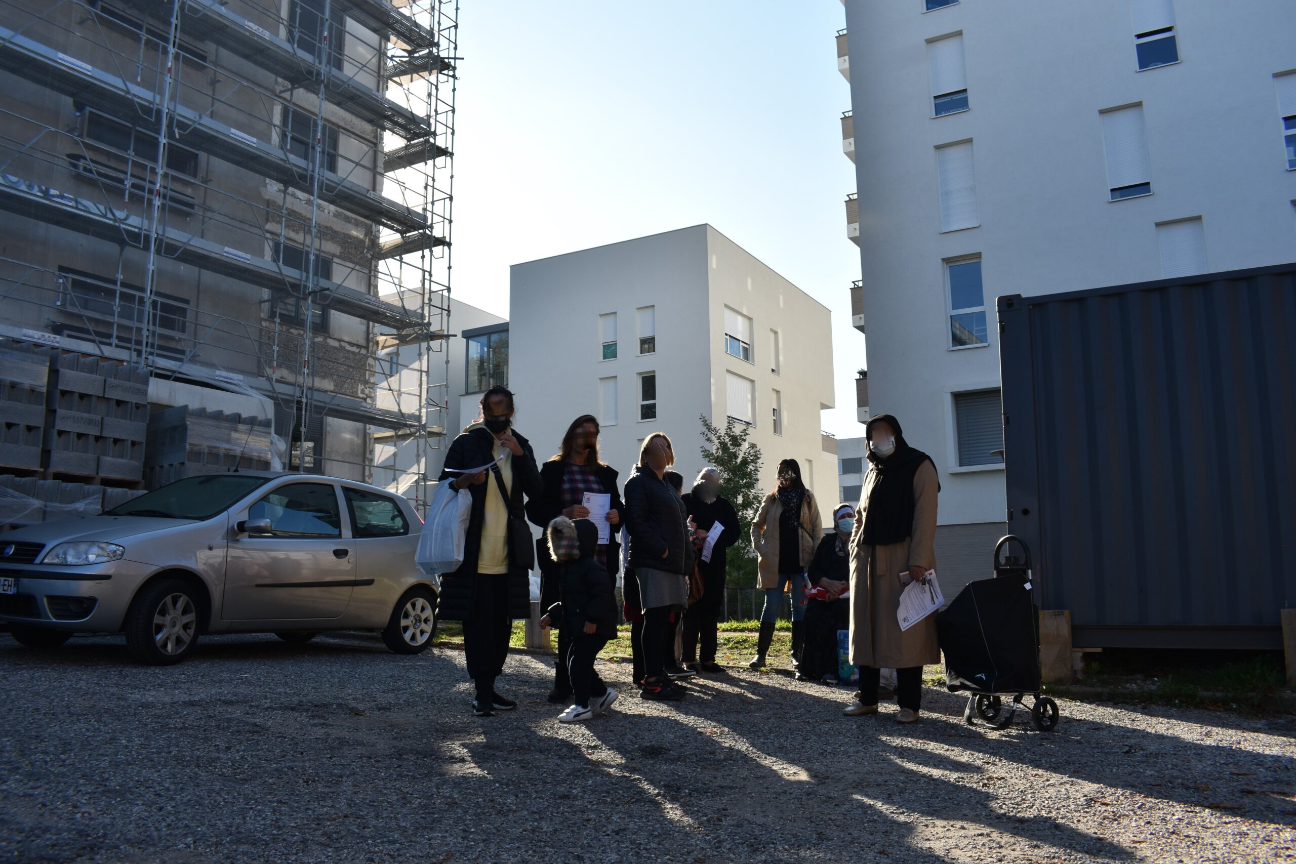 Les mères de familles viennent et repartent de la réunion improvisée des locataires sans chauffage à la Duchère. ©LS/Rue89Lyon