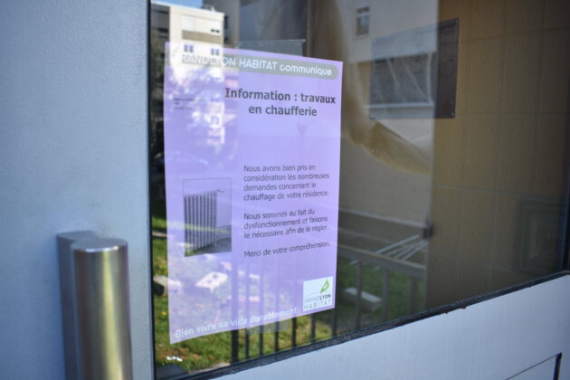 Grand Lyon Habitat a placardé des communiqués sur les portes des halls d'immeubles dans l'espoir de calmer la colère des locataires. ©LS/Rue89Lyon