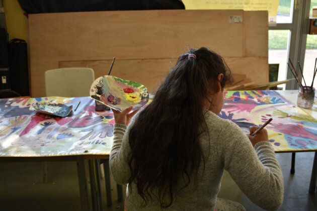 Une résidente participe à l'atelier "mains" à l'ancien hôpital Charial de Francheville. ©LS/Rue89Lyon