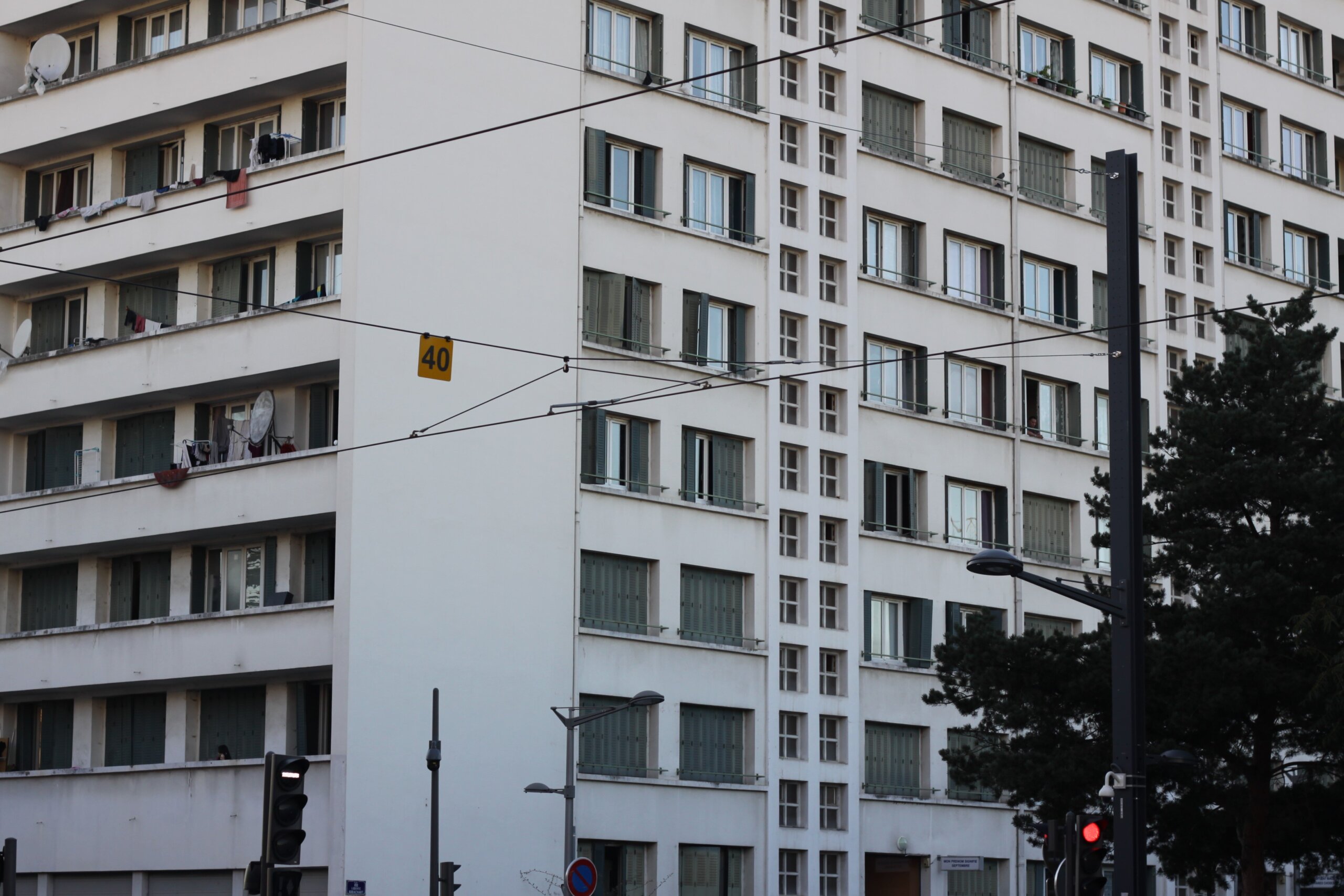 Barre d'immeuble Grand Lyon Habitat dans le quartier des Etats-Unis, à Lyon 8ème.