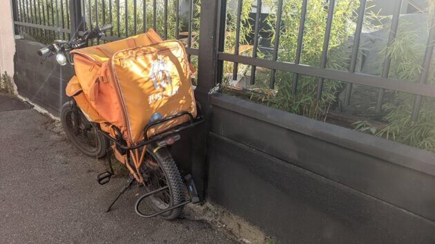 Le vélo électrique d'un des livreurs de Just Eat, à Lyon. ©LSRue89Lyon (2)