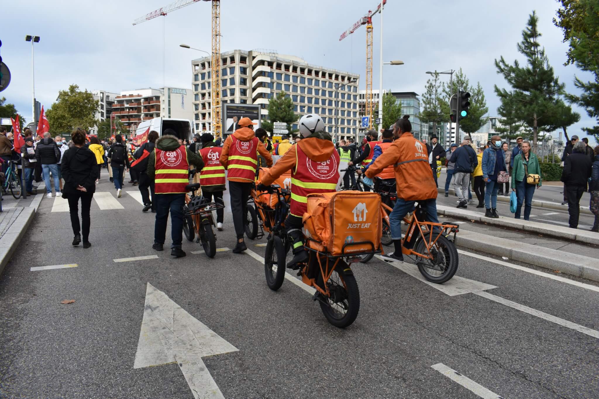 Livreurs Just Eat grève manifestation interprofessionnelle du 5 octobre