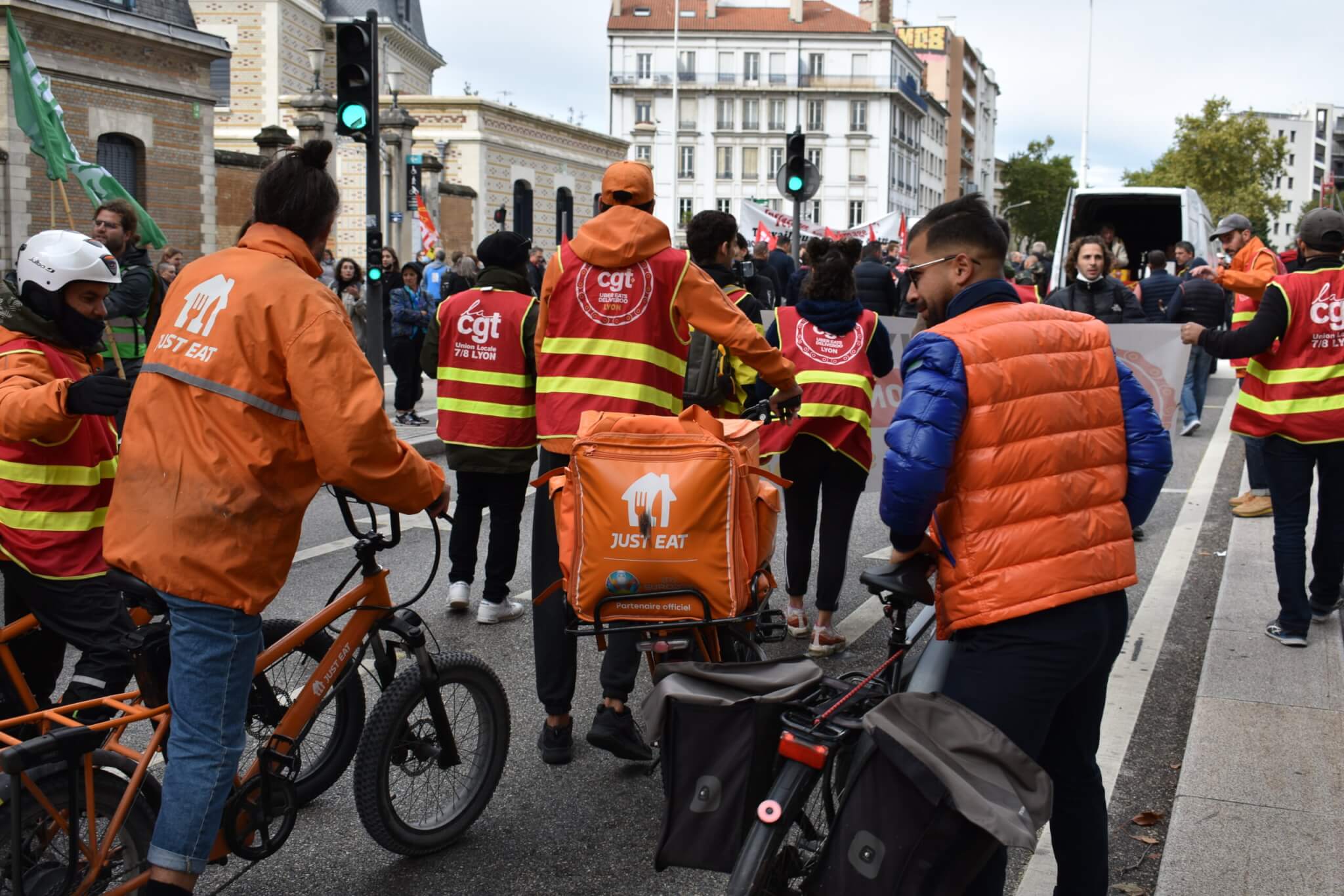 Les livreurs Just Eat sont venus signaler être en grève pour la manifestation interprofessionnelle du 5 octobre. ©LS/Rue89Lyon