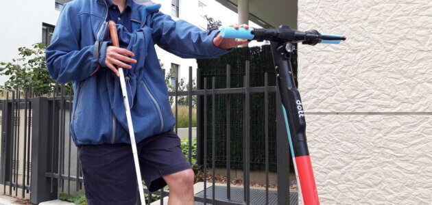 Lionel, aveugle à Lyon : « Les trottinettes sont des obstacles de plus dans ma vie »