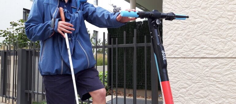 Lionel, aveugle à Lyon : « Les trottinettes sont des obstacles de plus dans ma vie »