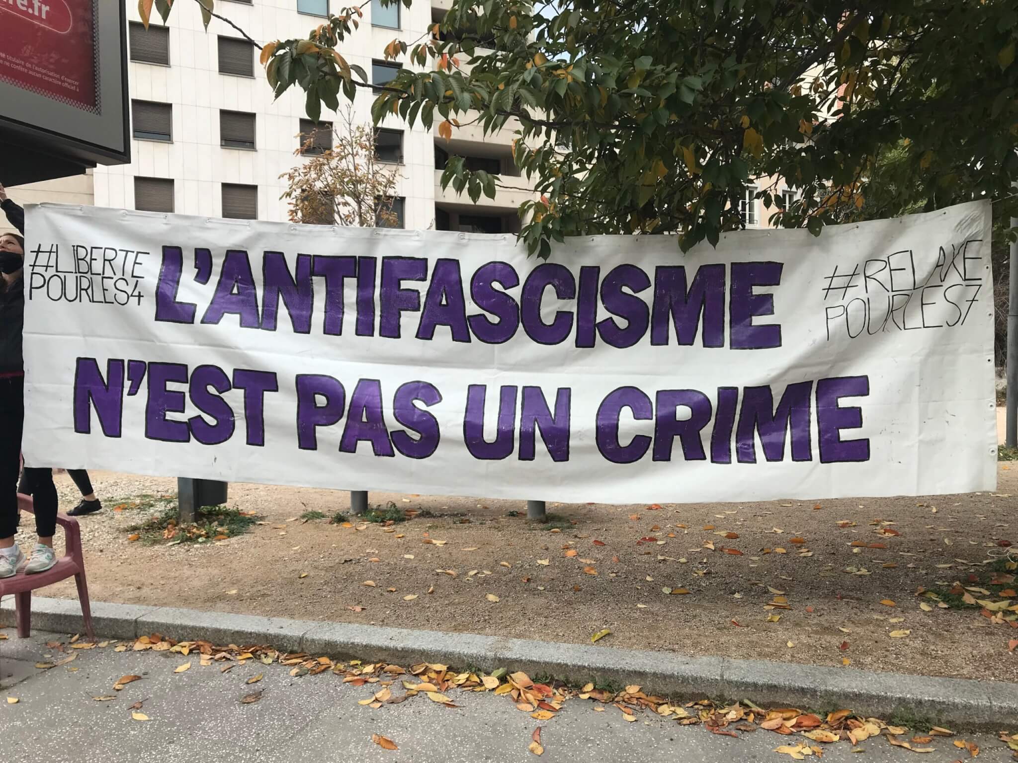 Un rassemblement de soutien était organisé ce jeudi 4 novembre à côté du tribunal judiciaire de Lyon, pour le procès de 7 antifas accusés d'avoir commis des violences sur des membres de Civitas. 