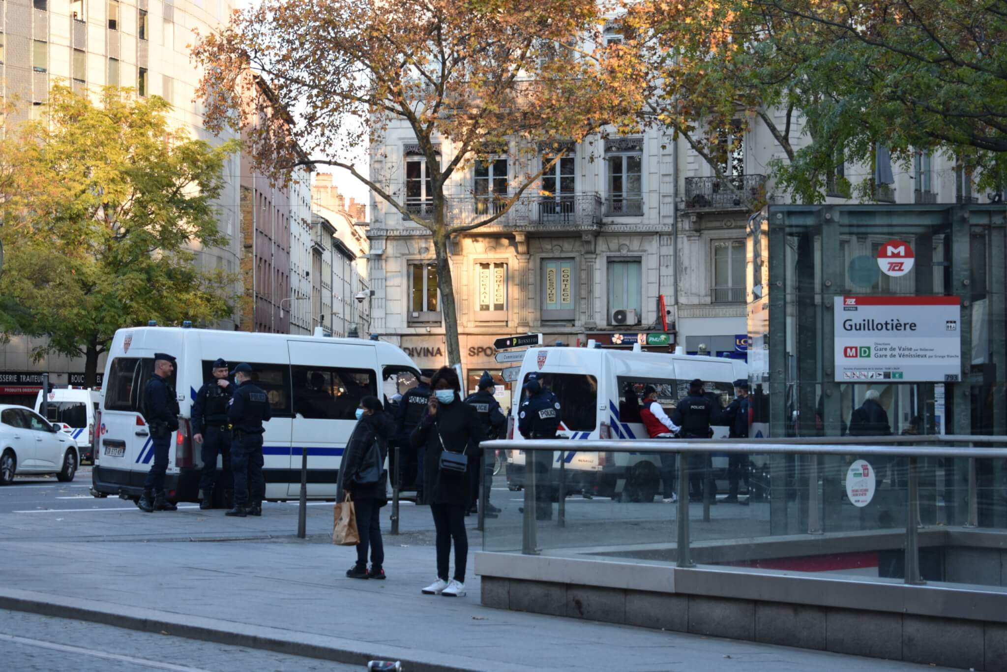 Les 30 CRS mis à disposition par le Ministre de l'Intérieur. Ils restent la plupart du temps statiques, à proximité du Mac Donald. ©LS/Rue89Lyon