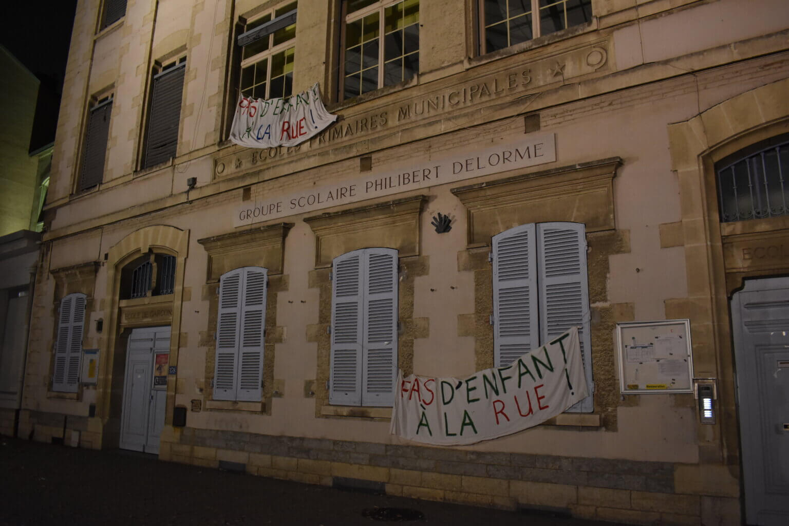 La façade de l'école Philibert Delorme, qui héberge en urgence au sein de son logement de fonction une famille. ©LS/Rue89Lyon