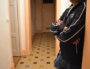 Les mains de Samir*, hébergé en urgence au sein du logement de fonction de l'école Philibert Delorme située à Lyon 8è. ©LS/Rue89Lyon
