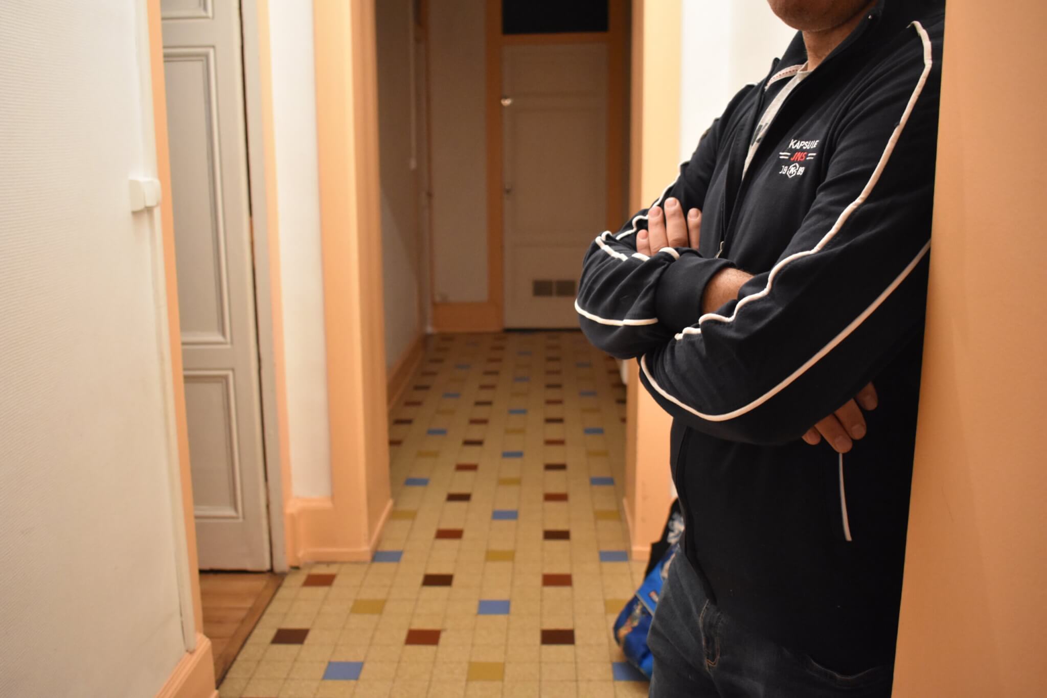 Les mains de Samir*, hébergé en urgence au sein du logement de fonction de l'école Philibert Delorme située à Lyon 8è. ©LS/Rue89Lyon