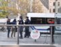 Les CRS indiquent la route à un couple place Gabriel Péri ©LS/Rue89Lyon