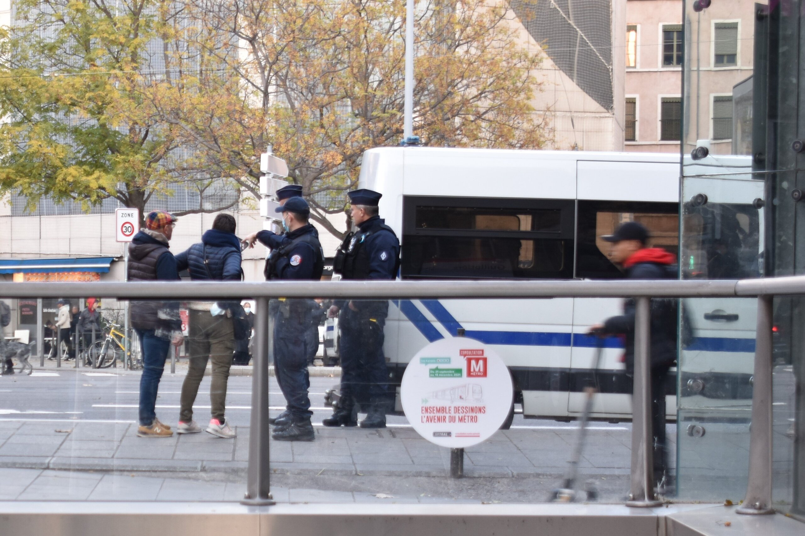 Les CRS indiquent la route à un couple place Gabriel Péri ©LS/Rue89Lyon