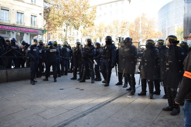 Le dispositif policier était conséquent, pour l'émission de Jean-Marc Morandini, à la Guillotière. ©LS/Rue89Lyon