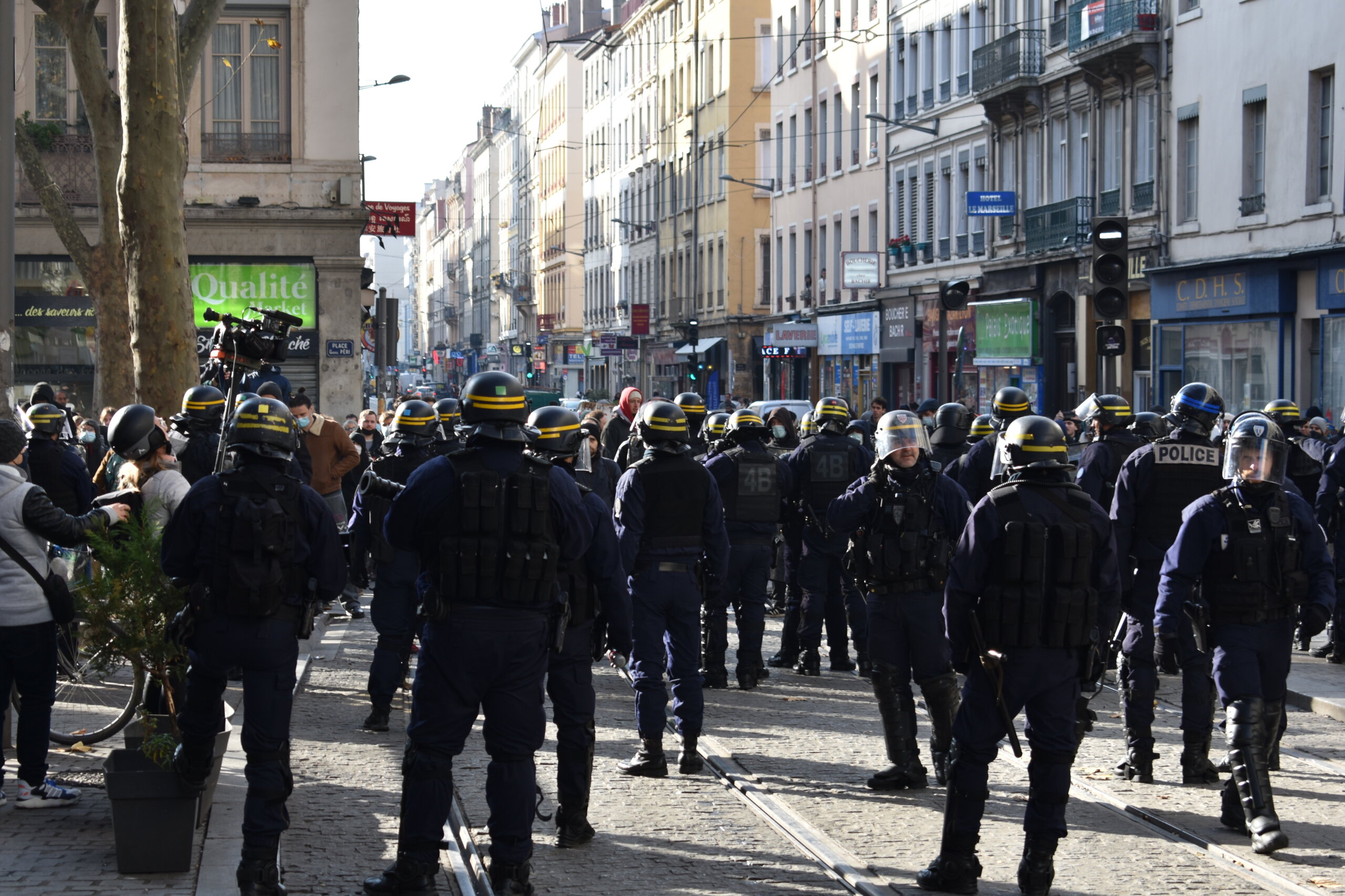 Le dispositif policier était conséquent, pour l'émission de Jean-Marc Morandini, à la Guillotière. ©LS/Rue89Lyon