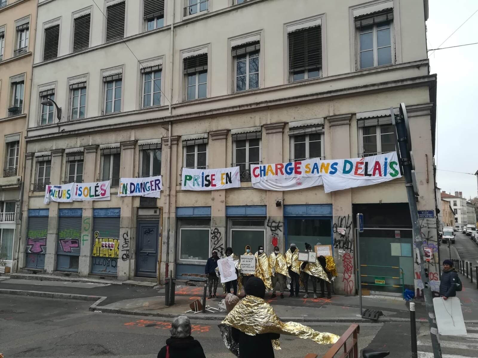 Ce bâtiment de la place Chardonnet, dans les Pentes de la Croix-Rousse (Lyon 1er), propriété des HCL, accueille depuis désormais les jeunes migrants qui campaient Montée de la Grande Côte. DRnts qui campaient Montée de la Grande Côte.