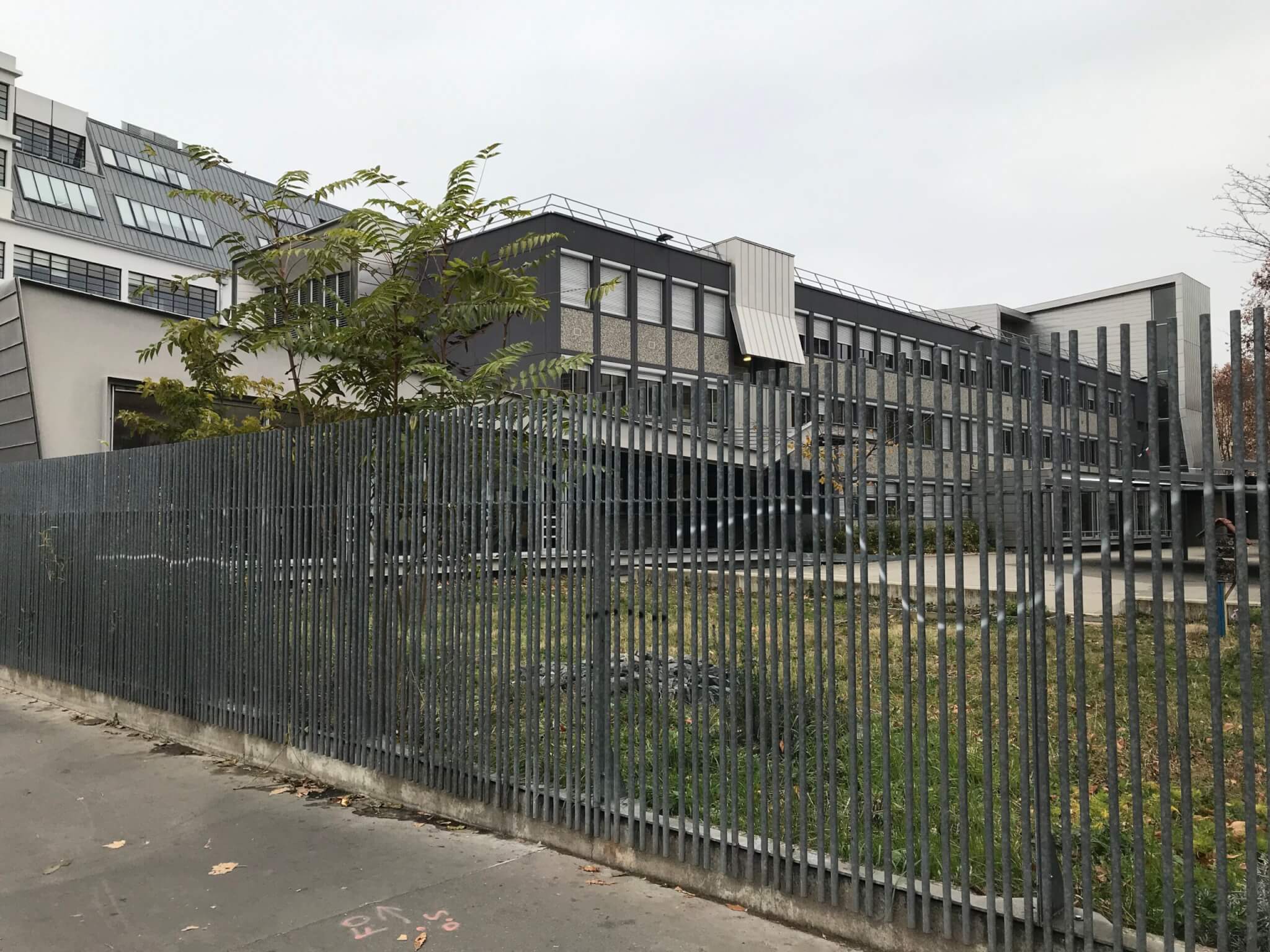 Le collège Georges Clémenceau vu de la rue de l'Université, dans le 7e arrondissement de Lyon.