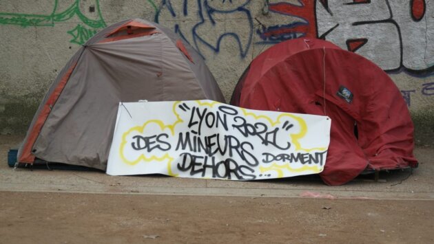 Faute d'hébergement, des jeunes migrants campent Montée de la Grande Côte (Lyon 1er). 
