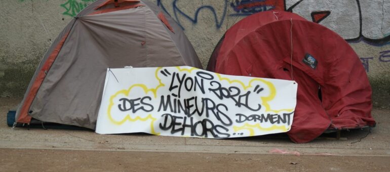 Jeunes migrants à Lyon : « Il faut un gymnase d’urgence pendant les vacances de Noël »