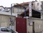 Le cinéma Bellecombe se cache derrière ce portail, qui abrite aussi la cour de l'école privée voisine.