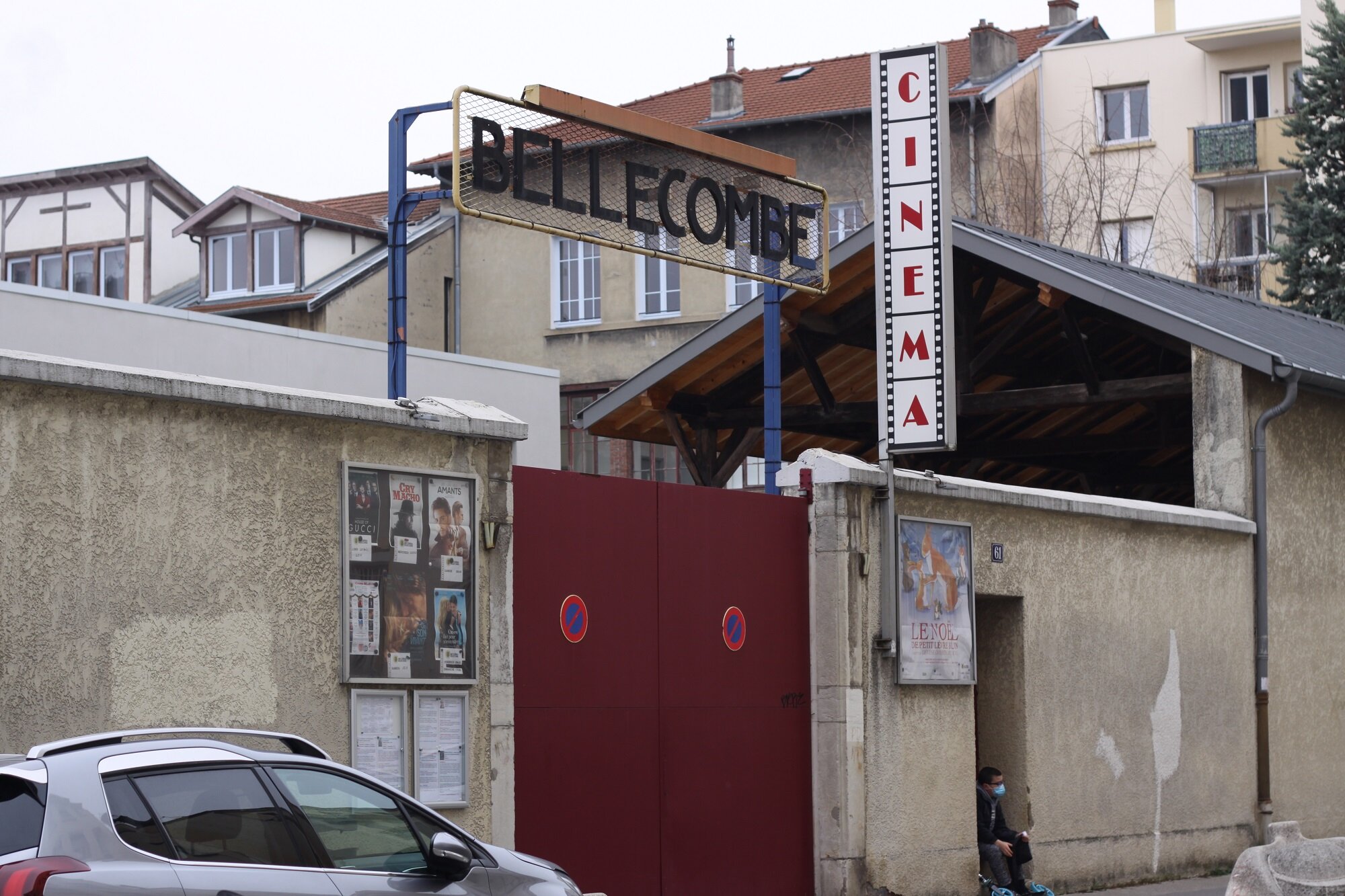 Le cinéma Bellecombe se cache derrière ce portail, qui abrite aussi la cour de l'école privée voisine.