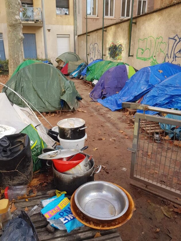 Mi-novembre, les jeunes migrants ont pu être hébergés dans le squat "Chez Gemma", dans les Pentes de la Croix-Rousse (Lyon 1er), et le campement démantelé. Avec les nouvelles arrivées, les tentes vont devoir reprendre du service.