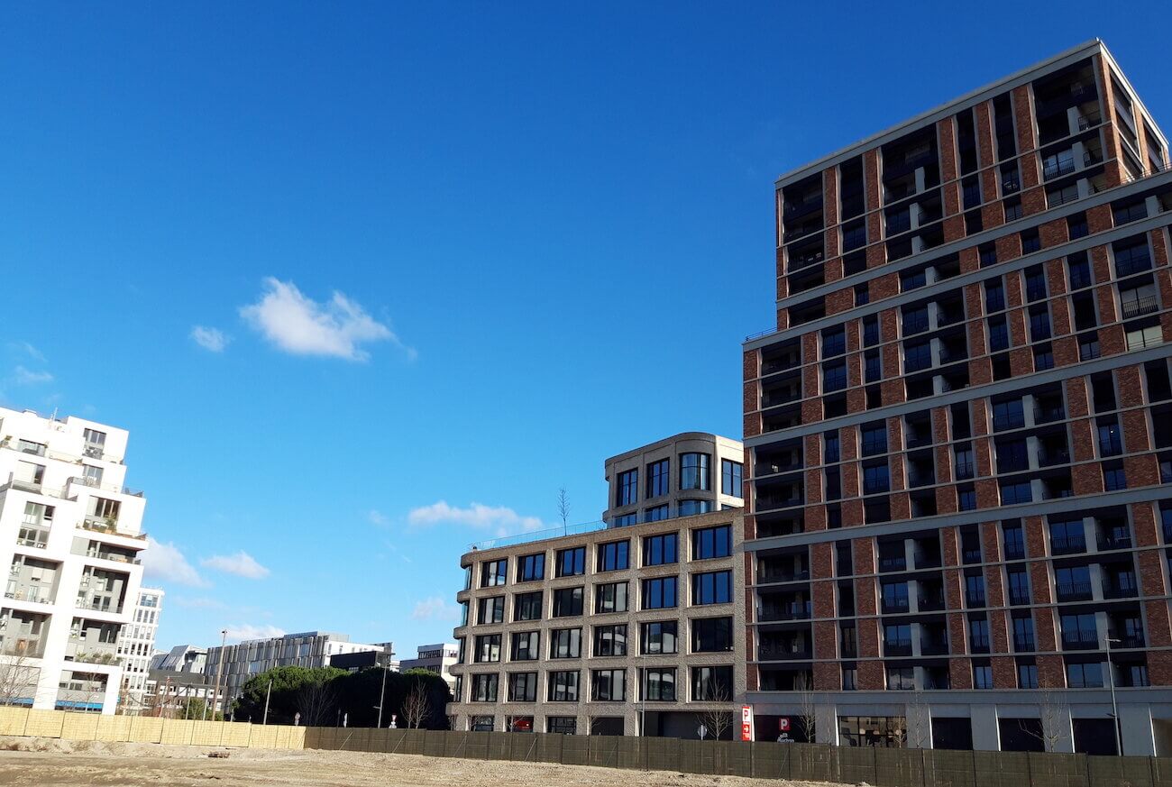 Une vue du secteur du sous-quartier des Girondins, à Gerland : le Brickwall et le Vill’Arboréa Plaza font face, pour le moment, à un terrain vague ©LB/Rue89Lyon