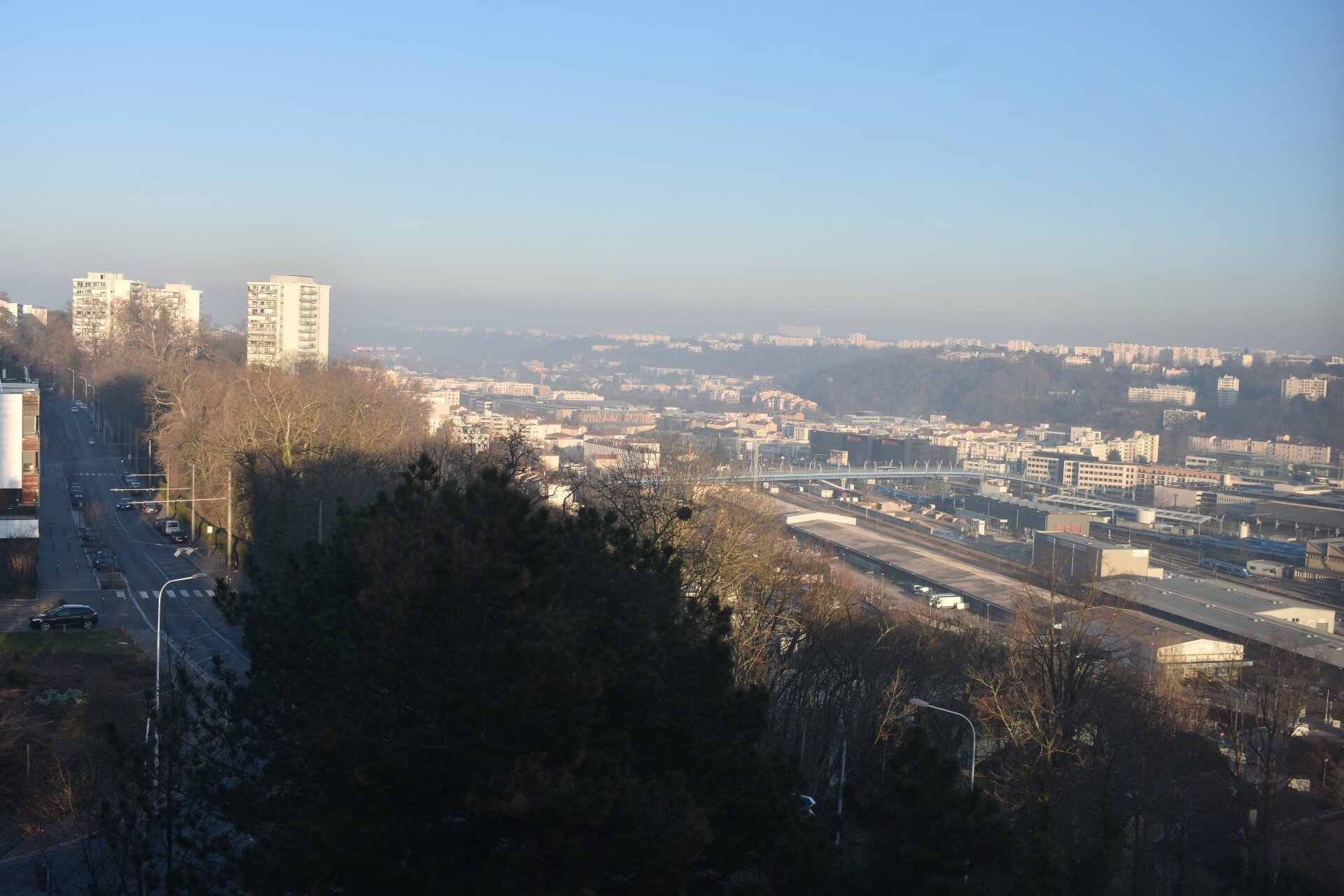 De leurs appartements à la Duchère, la plupart des habitants de l'immeuble jouissent d'une vue dégagée. ©LS/Rue89Lyon