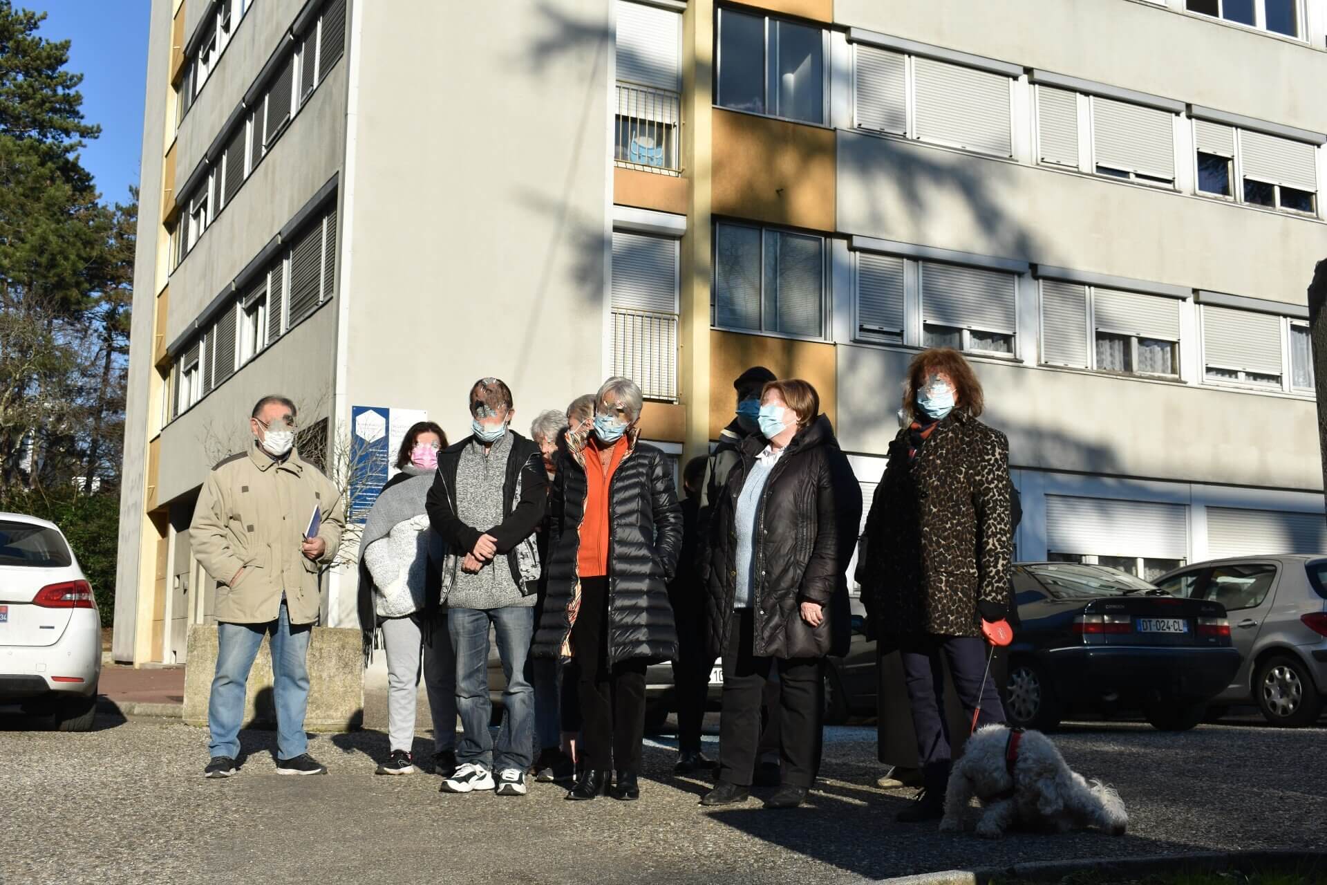 Les locataires protestent devant l'immeuble 101 géré par Alliade Habitat dans le quartier du Château, à la Duchère (Lyon 9è). ©LS/Rue89Lyon