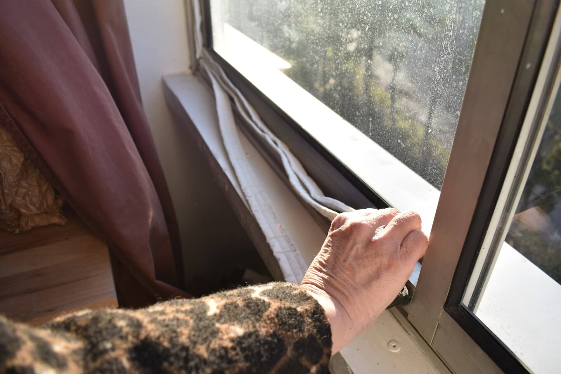 Une locataire a installé de petites lamelles de tissus sur les bords de toutes ses fenêtres. Elles empêchent un peu l'air de passer, et absorbent en partie l'eau quand il pleut. ©LS/Rue89Lyon