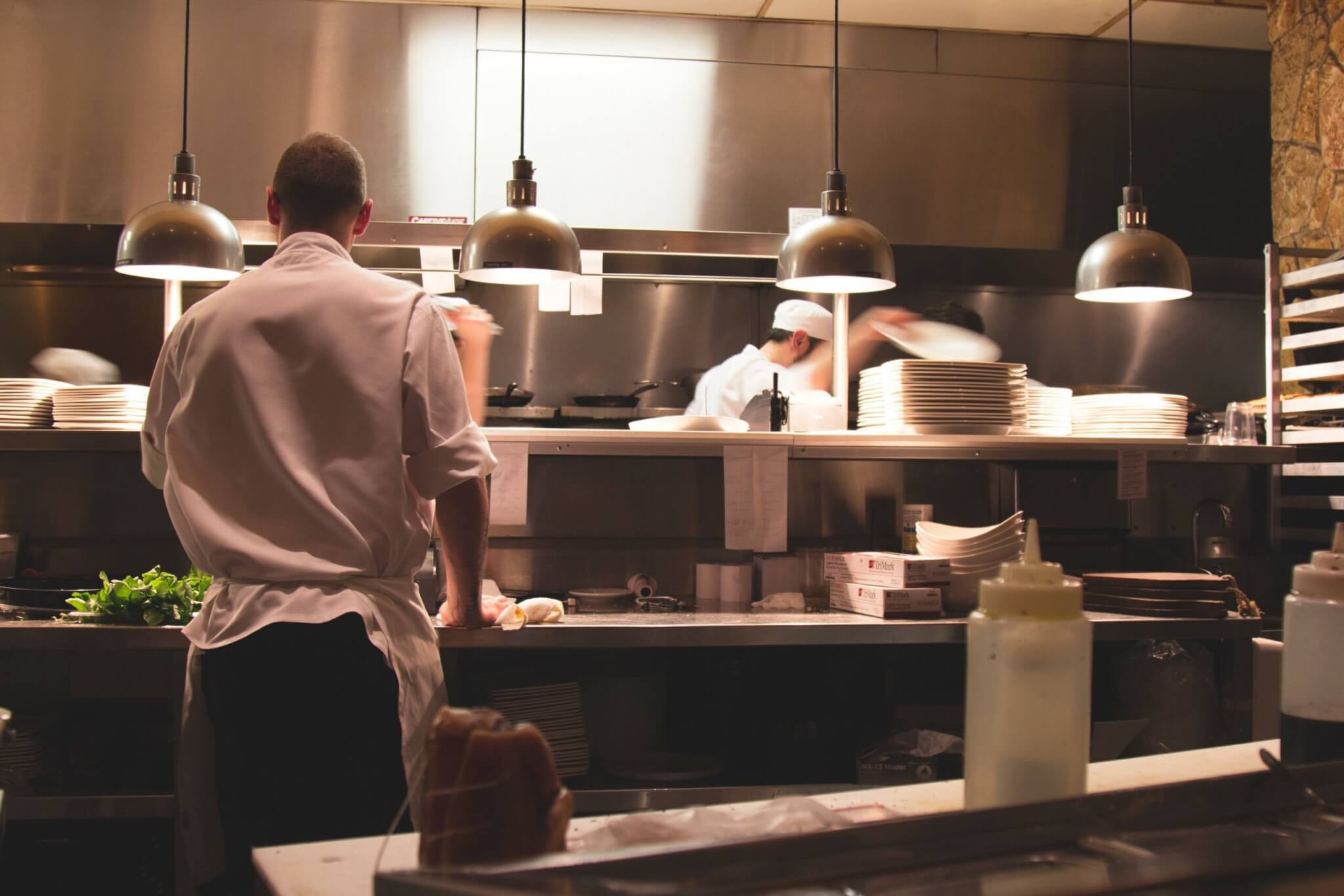 Dans la cuisine d'un restaurant