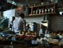 Un restaurateur au travail