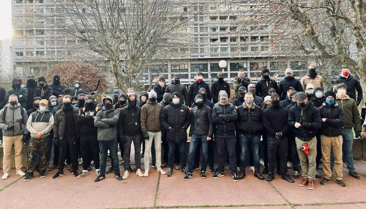 Manif anti-pass du 22 janvier 2022, le Guignol Squad (regroupement d'individus d'extrême droite) pose pour "Ouest Casual" à Lyon