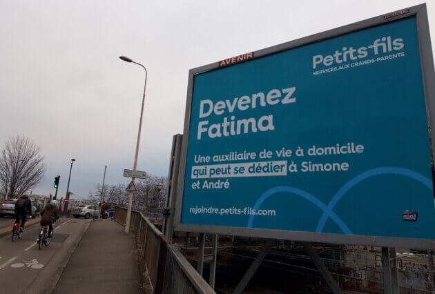 Affiche 4x3 de la campagne "Petits fils" avec le message "Devenez Fatima" pour recruter des auxiliaires de vie à domicile. Rue Paul-Duvivier (Lyon 7e) ©LB/Rue89Lyon