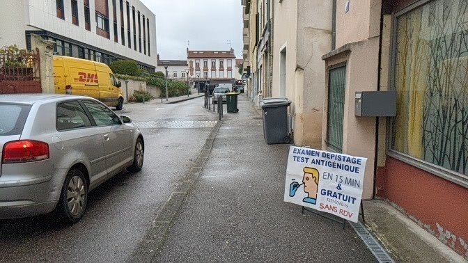 Centre de dépistage temporaire et gratuit, rue Léon Gambetta à Saint-Fons. ©LS/Rue89Lyon