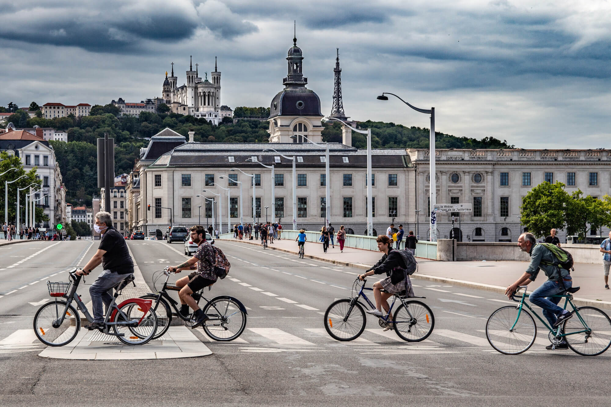 Pourquoi la principale association de vélo à Lyon est contre l’obligation du port du casque
