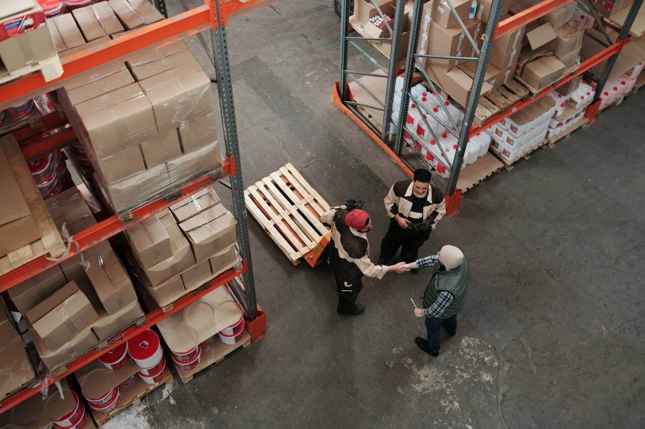 À l'Amazon de Saint-Priest, Jérémy s'est plaint de ne pas avoir la place de circuler en respectant les distances sanitaires. Il a été licencié depuis. Une photo libre de droit Pexels par Tiger Lily.