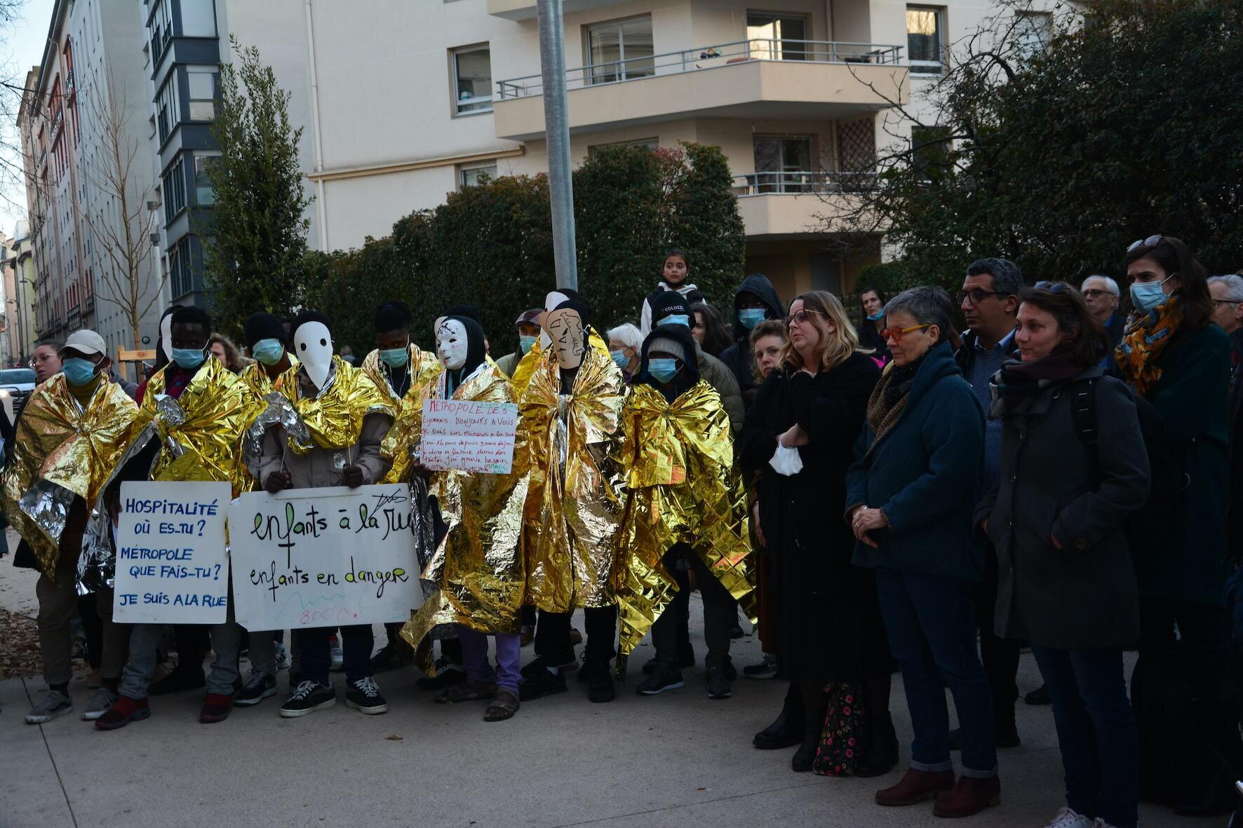 Rassemblement devant l'école Gilbert Dru