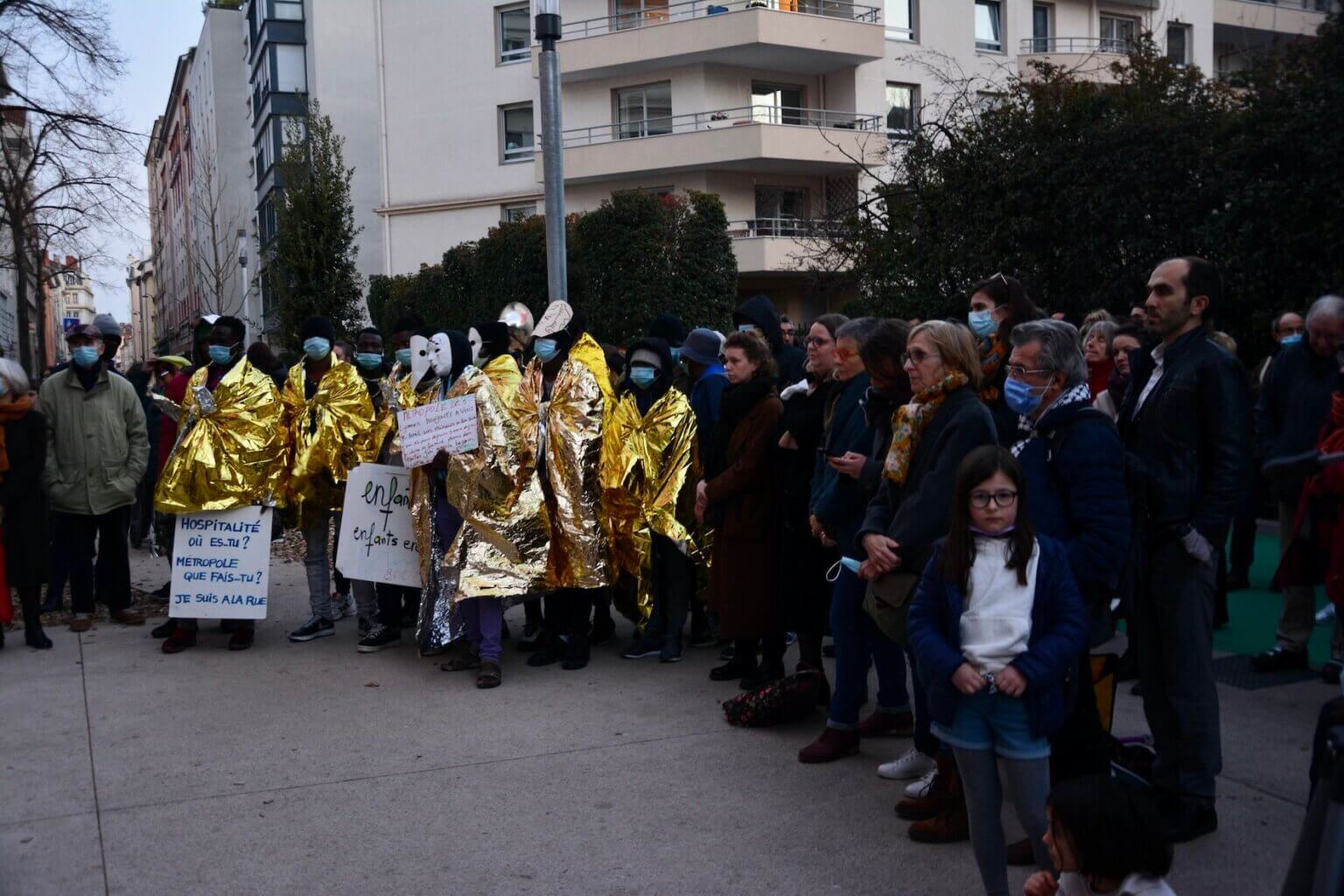 Rassemblement devant l'école Gilbert Dru pour des familles sans-abri à Lyon