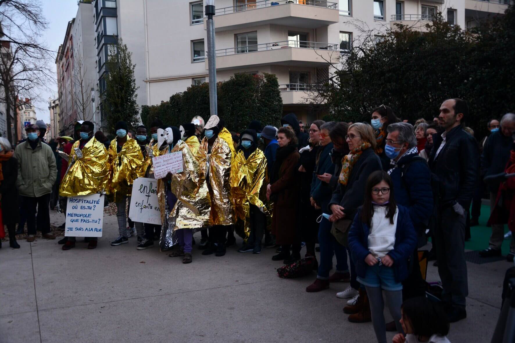 Rassemblement devant l'école Gilbert Dru